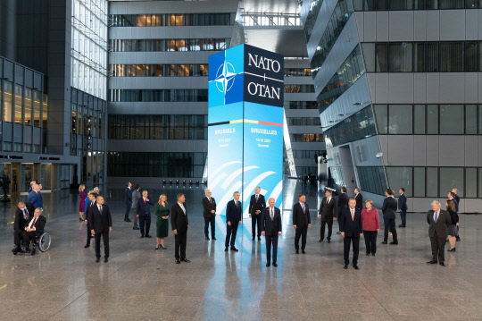 미국과 유럽의 집단안보 체제인 대서양조약기구(나토·NATO) 지도자들이 14일(현지시간) 벨기에 브뤼셀의 나토 본부에서 정상회의를 하면서 사진 촬영을 위해 포즈를 취하고 있다. 조 바이든(중앙 앞쪽) 미 대통령을 비롯한 나토 30개국 정상들은 이날 중국·러시아의 도전에 공동으로 대처하자며 단합을 과시했다.     (브뤼셀 AP=연합뉴스)